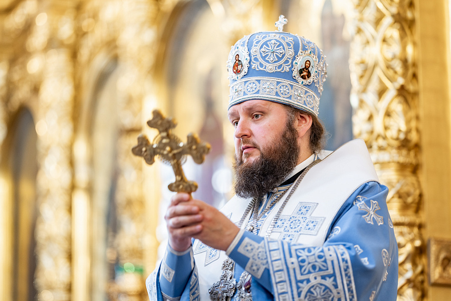 Архиерейское богослужение в праздник Успения Пресвятой Богородицы в Троицком кафедральном соборе Подольска